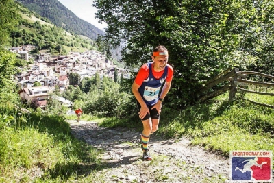 Un tratto in salita dura, nel bosco. Sullo sfondo il grazioso paese di Stelvio