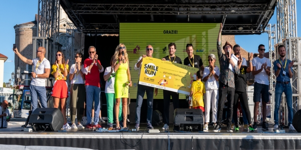 Il palco finale con l&#039;assegno