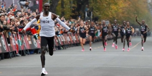 L&#039;oramai famosissimo record si Eliud Kipchoge a Vienna