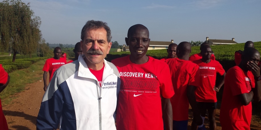 con Stanley Biwott ed altri atleti a Kapsabet (Kenya) -  vedere nota in coda all&#039;articolo