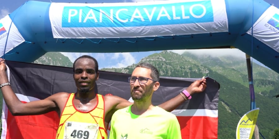 il vincitore  Momanyi col responsabile della gara, Matteo Redolfi