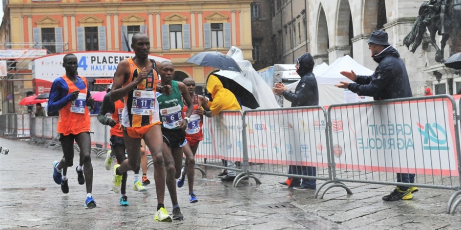 Passaggio da Piazza Cavalli gara di testa maschile