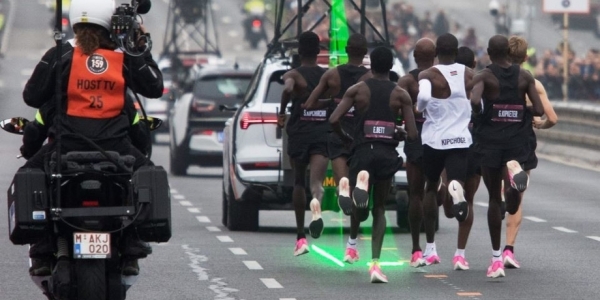 Le famose scarpe nel record di Kipchoge