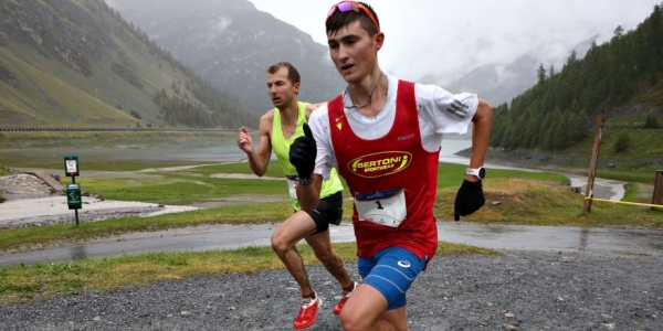 da dx, Francesco Agostini e Lucien Epiney imboccano il rettilineo d&#039;arrivo, vincerà in volata il primo 