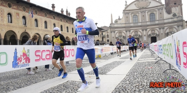 Passaggio in Piazza Ducale