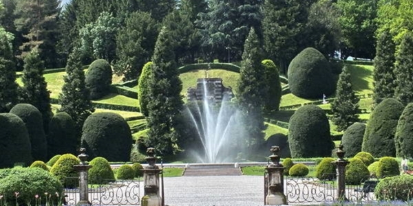 Uno dei tanti passaggi particolari della Varese City Run: la fontana del giardino degli Estensi