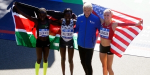 con il direttore di gara, Michael Ciaccia, iI podio femminile del 2018. Da sinistra Vivian Cheruiyot, Mary Keitany, Shalane Flanagan