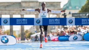 L&#039;Air Kipchoge in atterraggio sulla pista berlinese