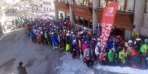 Sciatori in coda ad Alagna (Piemonte)