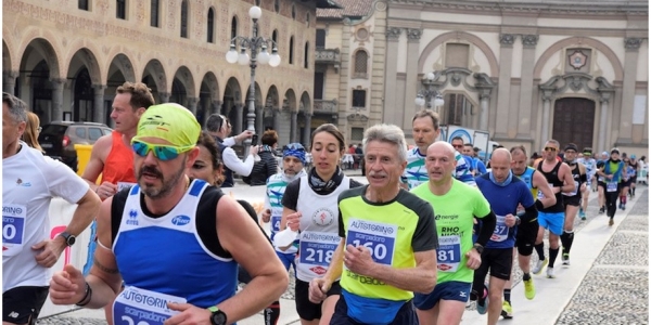 Podisti in azione nel bellissimo passaggio in piazza Ducale