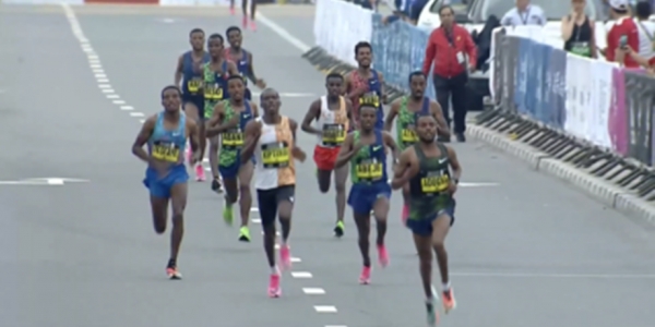 Arrivo in gruppo ad una maratona, non si era mai visto 