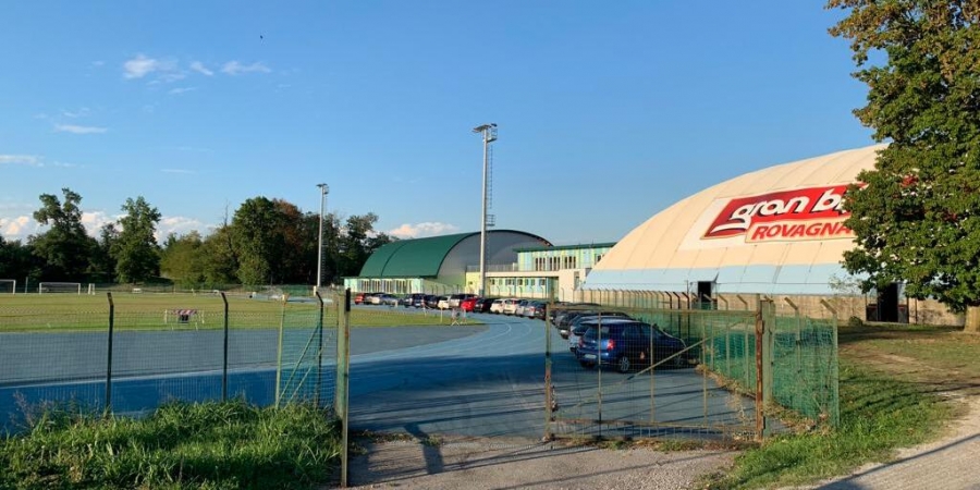 Auto in pista a Monza, peccato sia quella di atletica!!!