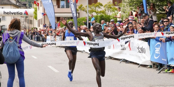 Cornelius Kangogo vince in 28&#039;13 nel 2017 su Jairus Birech, dopo una spettacolare volata