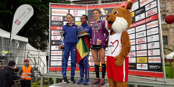 Edizione 2019: al centro la vincitrice, Yenenen Tilahun Dinkesa (Etiopia), 2° e 3° posto italiani, a sinistra Sara Dossena, a destra Catherine Bertone