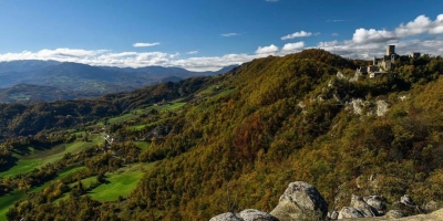 La vallata con il Castello di Carpineti