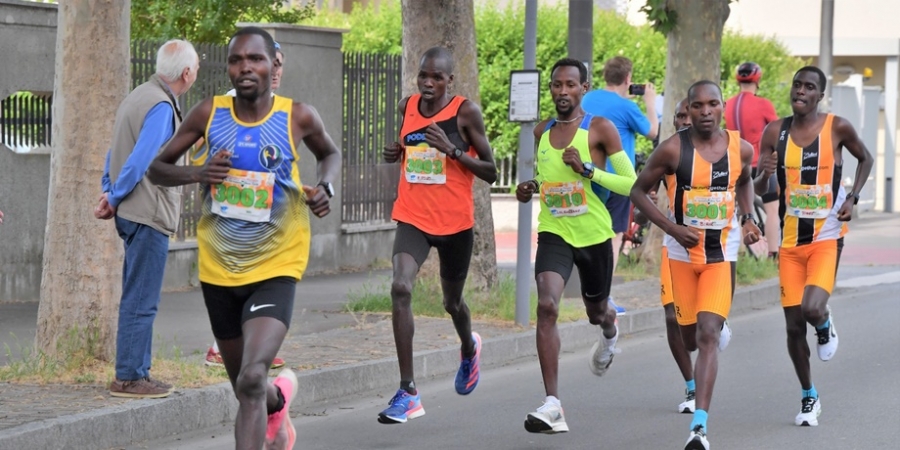 Poco dopo il km 1 il keniano Hosea Kisorio (pettorale 3002) è già all&#039;attacco