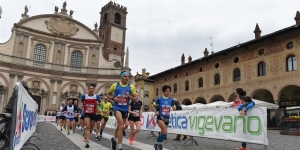 Un passaggio della gara in piazza Ducale