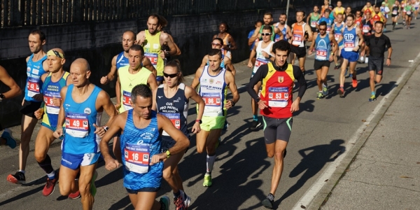 Testa della gara femminile primi chilometri, si vedono (o intravedono) ; Nicole Reina, Valeria Roffino , Mary Wangary, Gedamnesh Yayeh